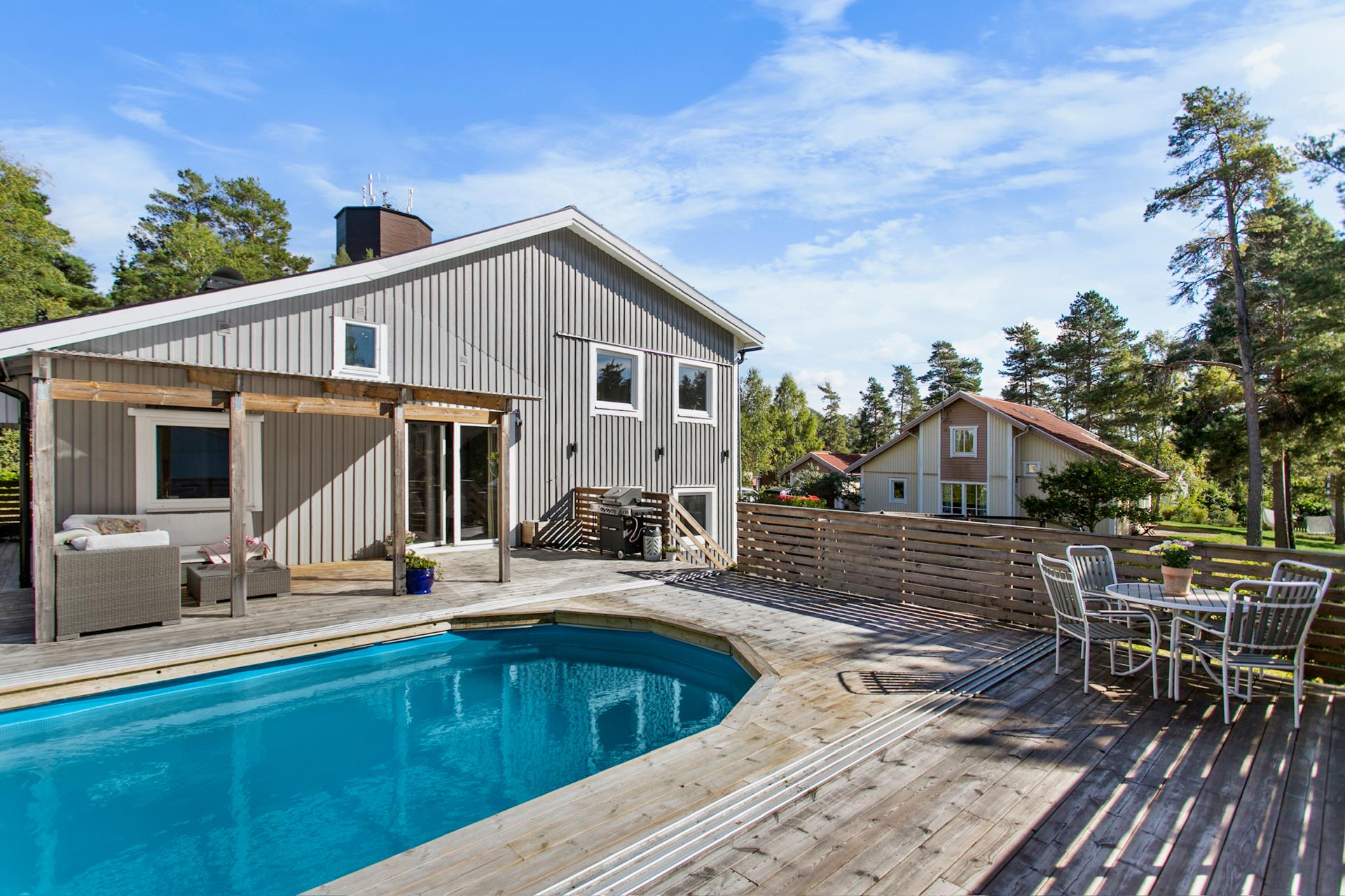 Flemings väg 24 – Ett komplett, modernt och energieffektivt boende med två uthyrningshus samt pool!