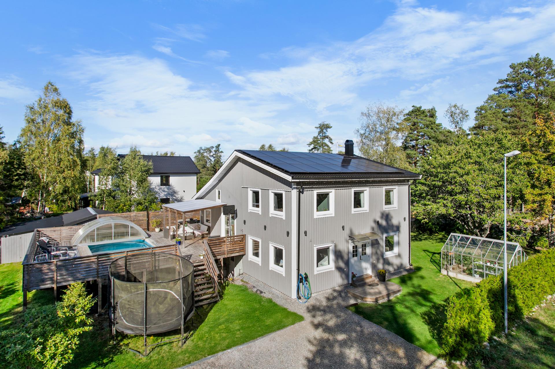 Flemings väg 24 – Ett komplett, modernt och energieffektivt boende med två uthyrningshus samt pool!