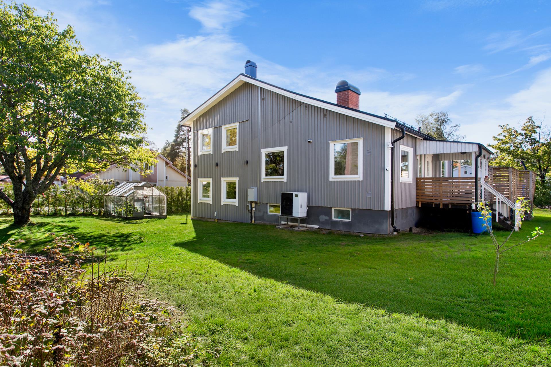 Flemings väg 24 – Ett komplett, modernt och energieffektivt boende med två uthyrningshus samt pool!