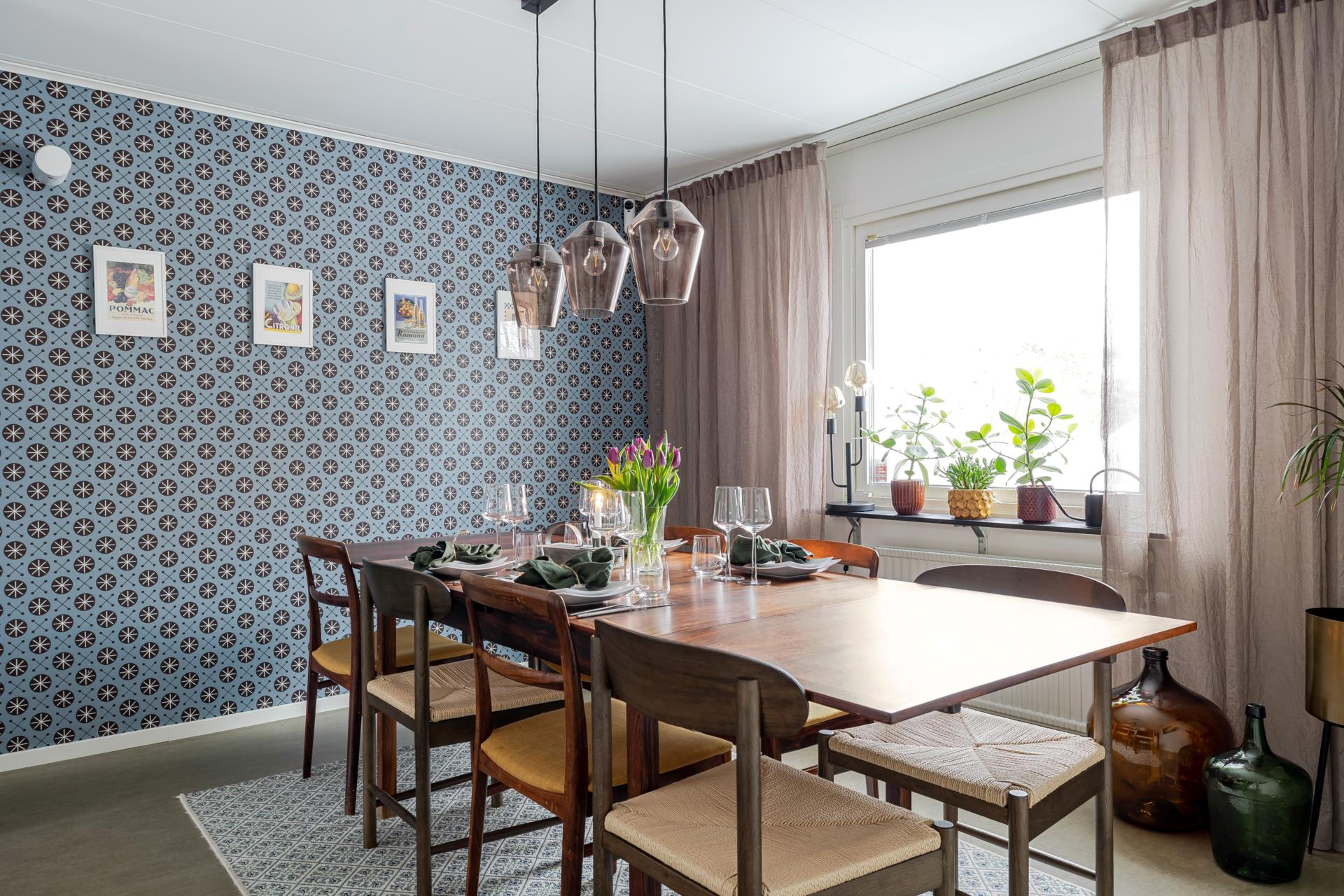 Fint gavelradhus med 5 sovrum, generösa sällskapsytor och fin utemiljö på populära Rundan!