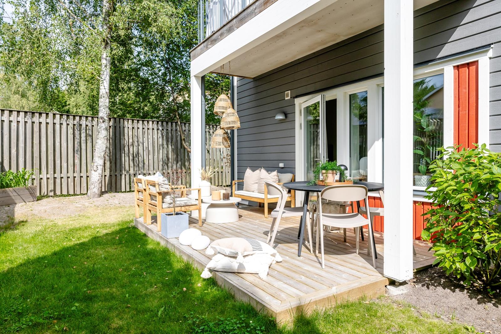 Rönninges finaste trea – nyrenoverad gavellägenhet med uteplats, stil och finess i varje detalj!