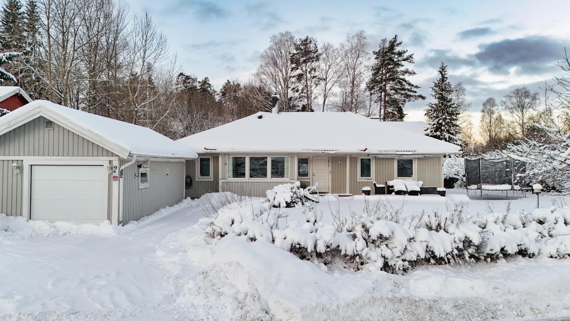 Charmigt enplanshus med plan tomt med garage och en friggebod, perfekt för hela familjen!