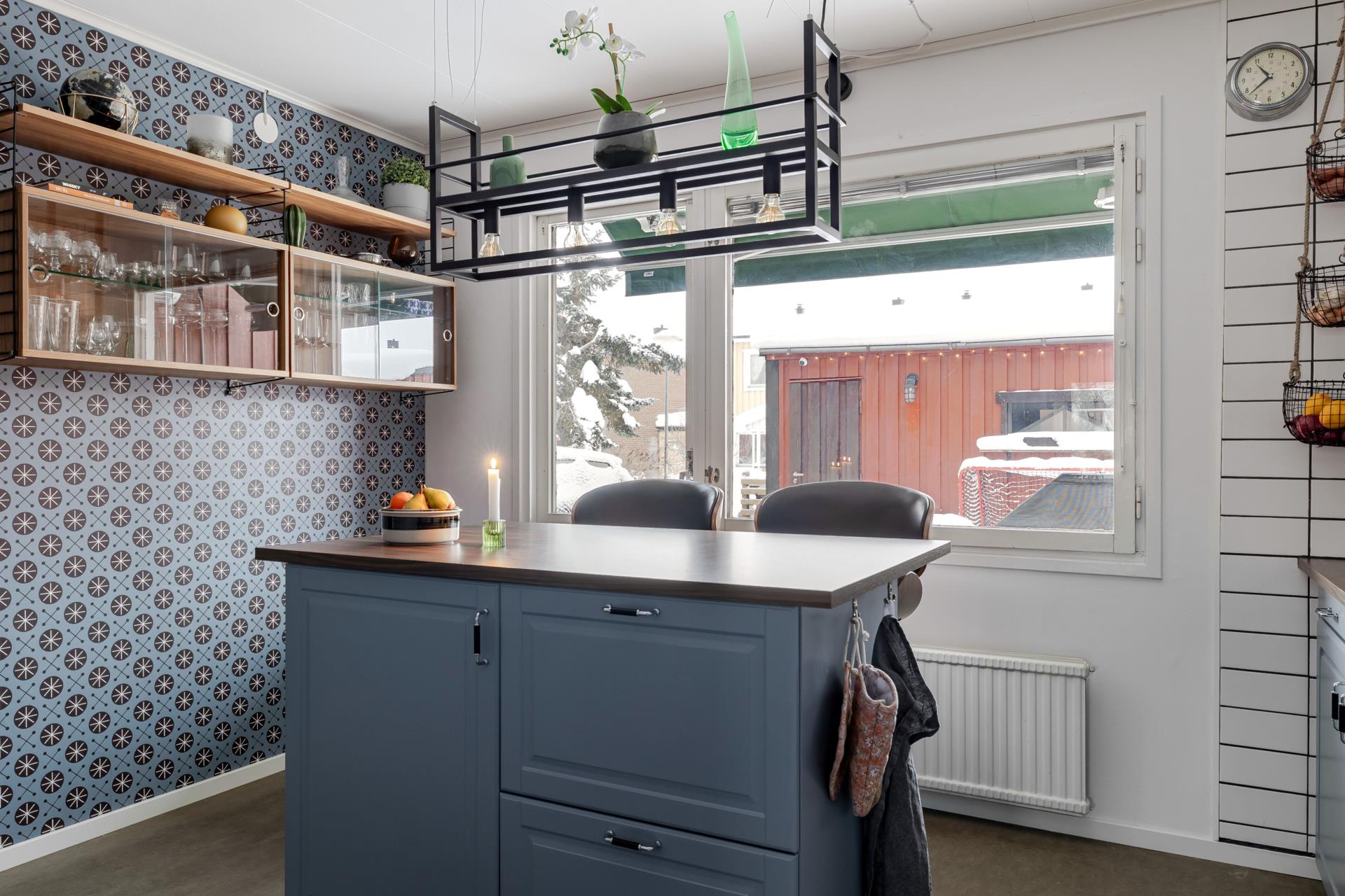 Fint gavelradhus med 5 sovrum, generösa sällskapsytor och fin utemiljö på populära Rundan!