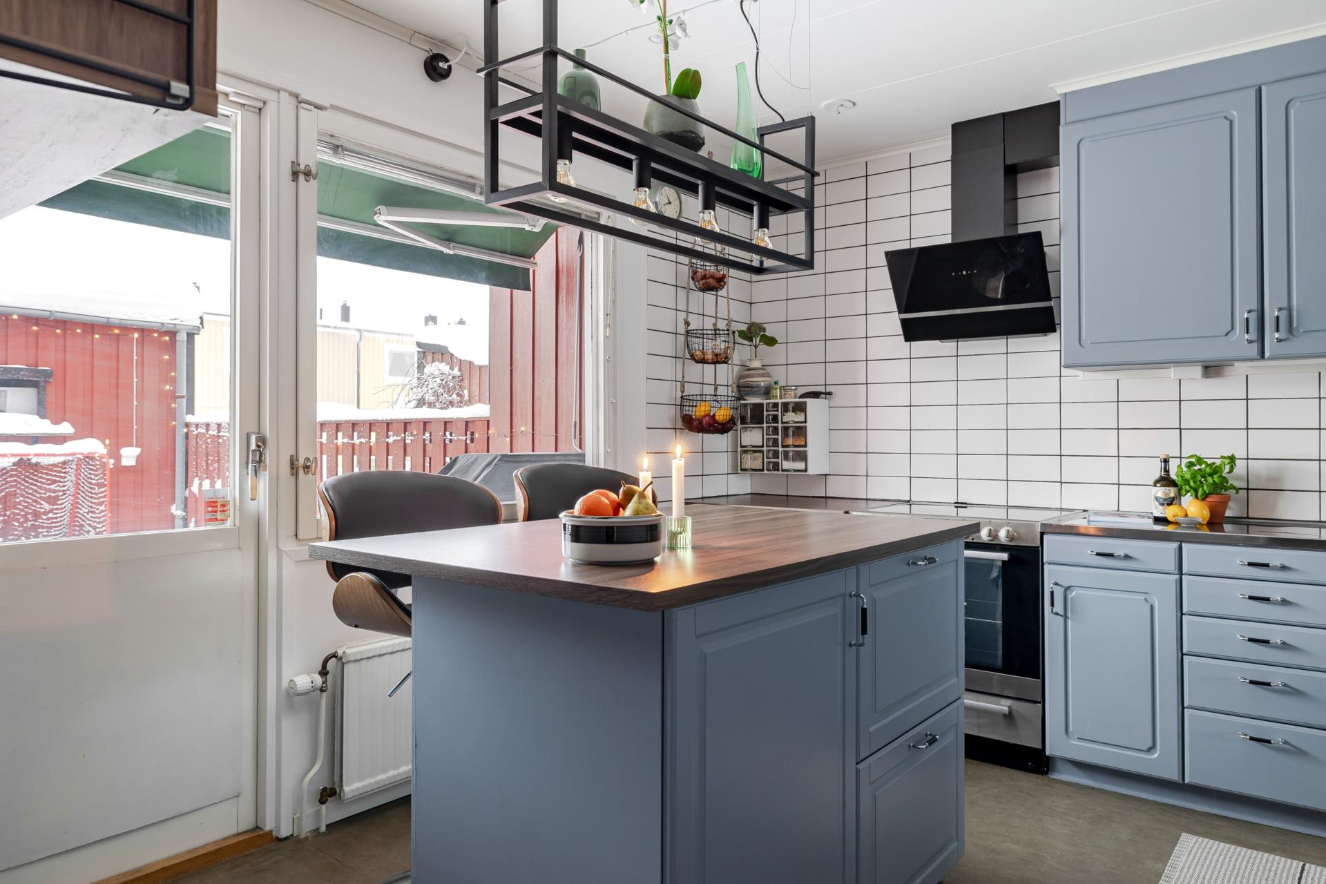 Fint gavelradhus med 5 sovrum, generösa sällskapsytor och fin utemiljö på populära Rundan!