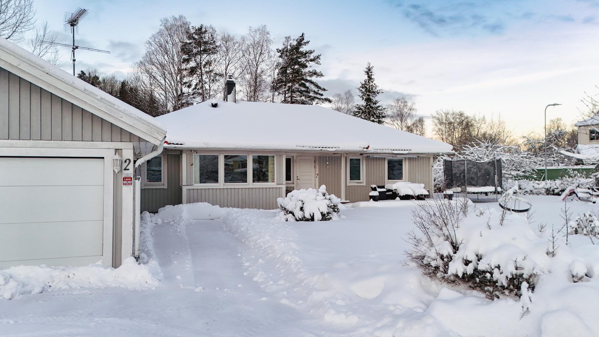 Charmigt enplanshus med plan tomt med garage och en friggebod, perfekt för hela familjen!
