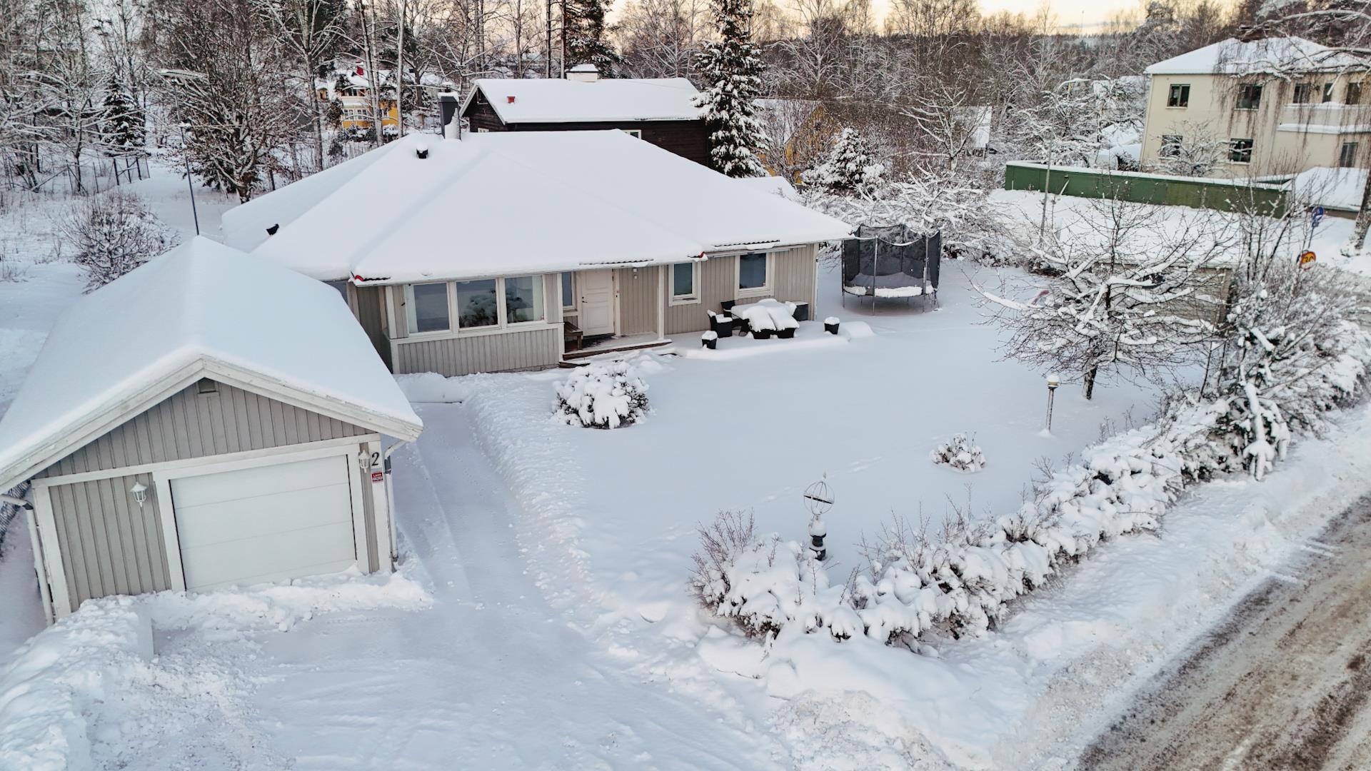 Charmigt enplanshus med plan tomt med garage och en friggebod, perfekt för hela familjen!
