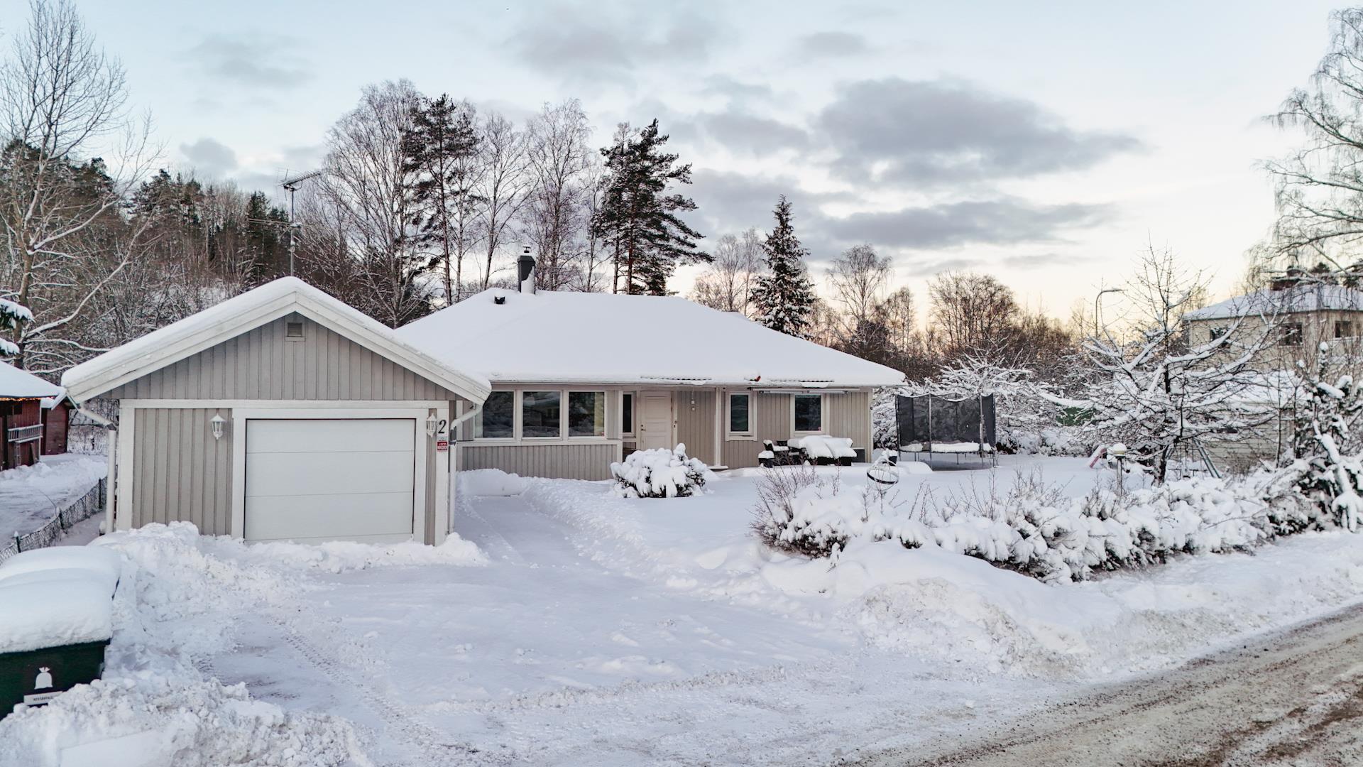 Charmigt enplanshus med plan tomt med garage och en friggebod, perfekt för hela familjen!