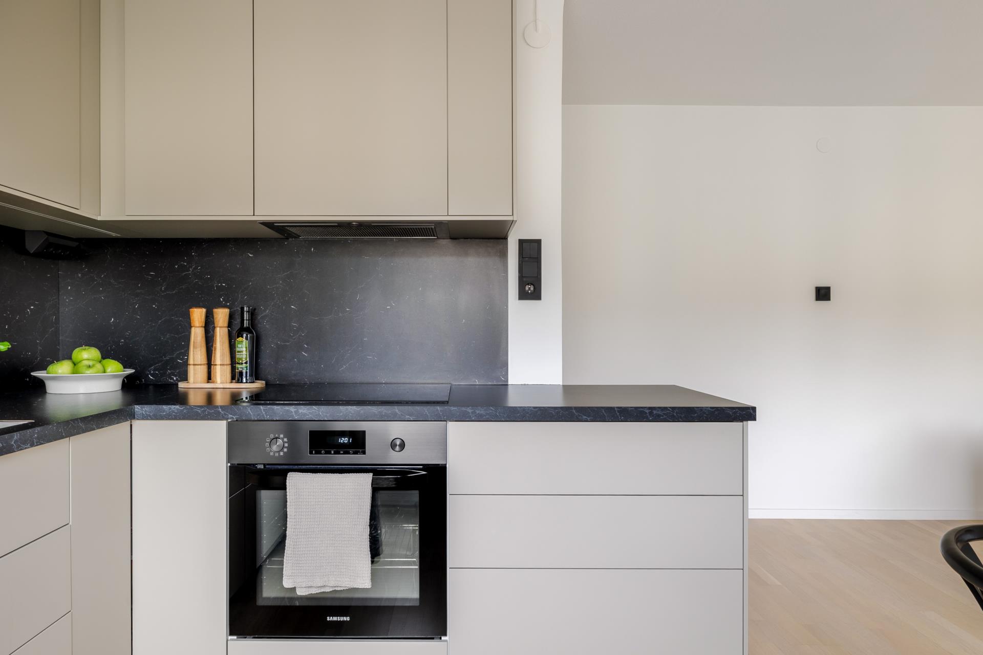 Renoverad tvåa i populära Tullingeberg med fina materialval och underbart ljusinsläpp!