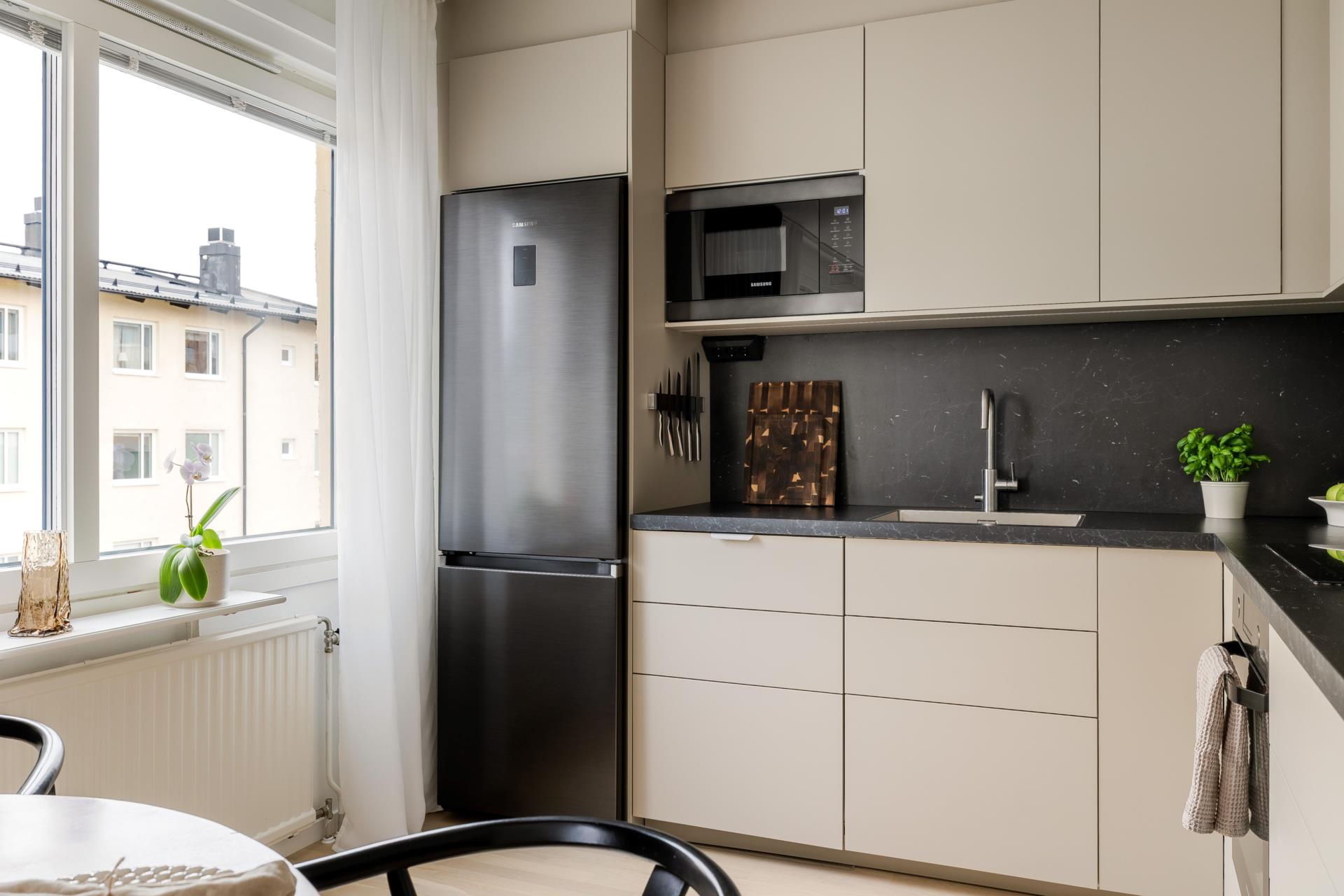 Renoverad tvåa i populära Tullingeberg med fina materialval och underbart ljusinsläpp!