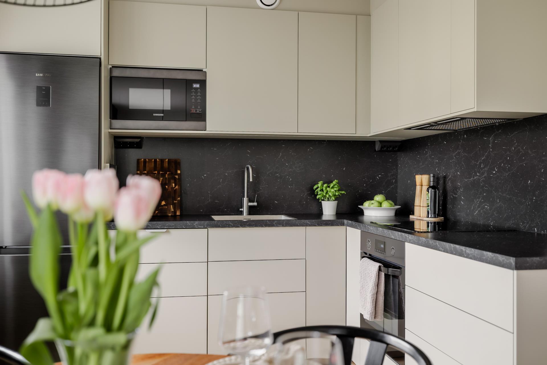 Renoverad tvåa i populära Tullingeberg med fina materialval och underbart ljusinsläpp!