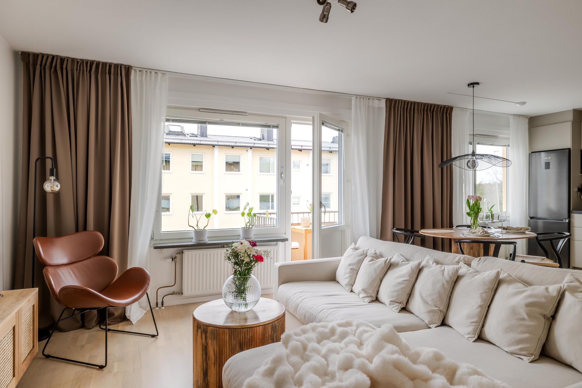 Renoverad tvåa i populära Tullingeberg med fina materialval och underbart ljusinsläpp!