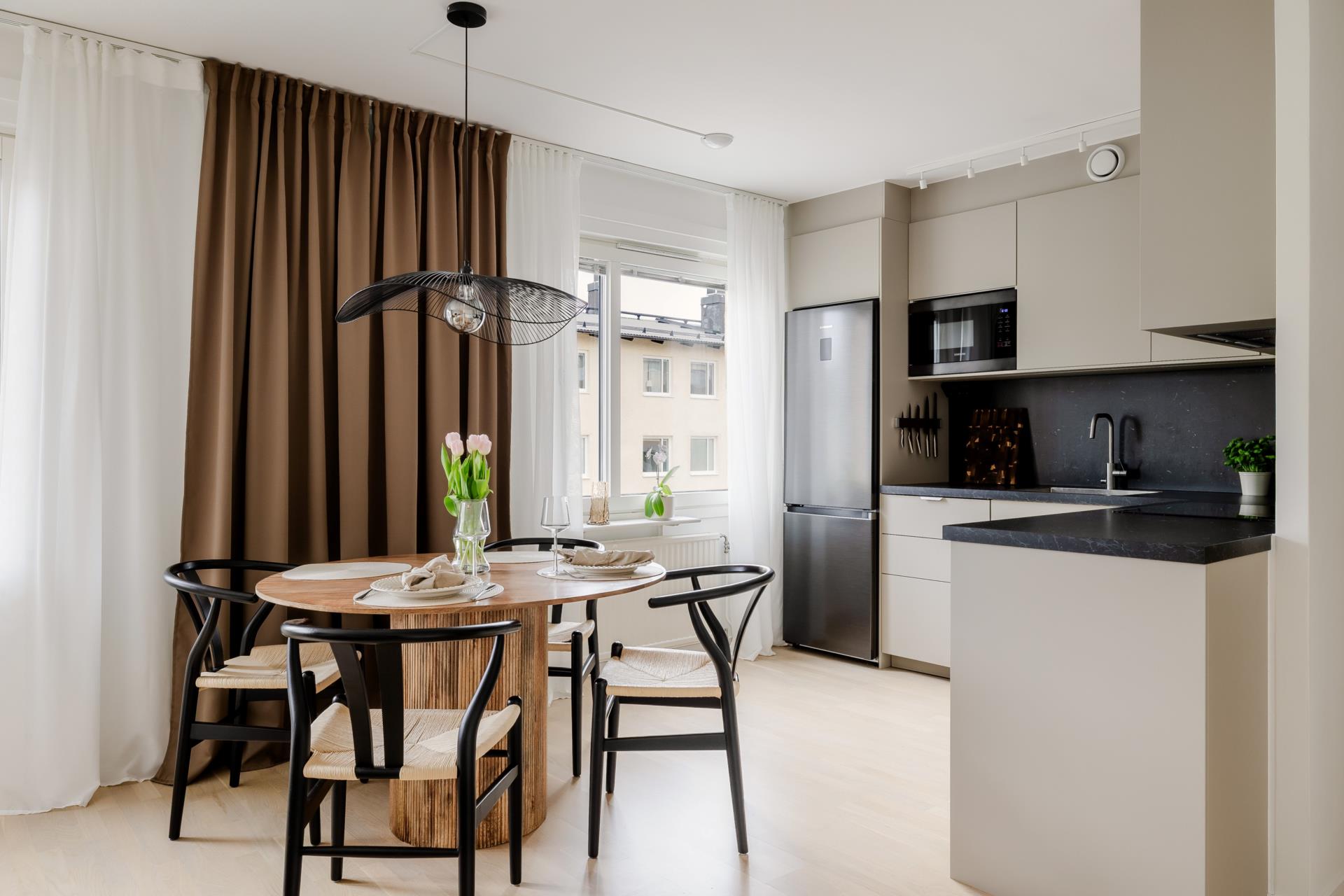 Renoverad tvåa i populära Tullingeberg med fina materialval och underbart ljusinsläpp!