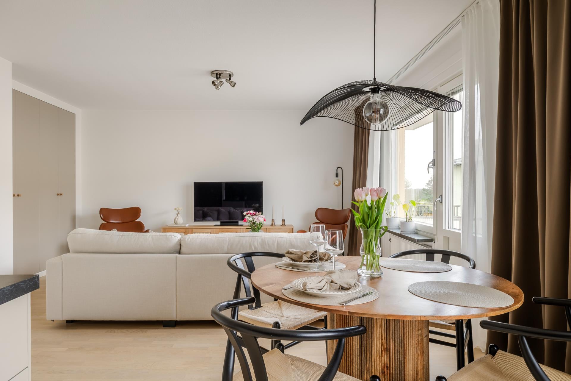 Renoverad tvåa i populära Tullingeberg med fina materialval och underbart ljusinsläpp!