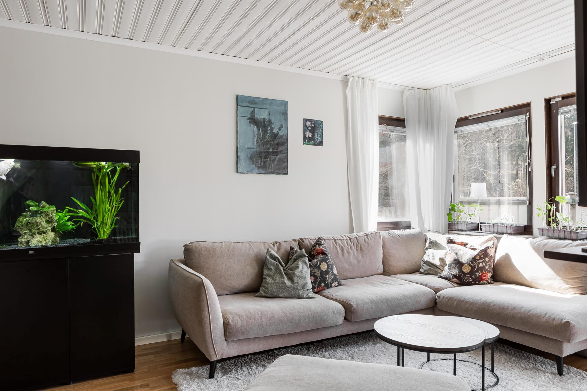 Välplanerat och trivsamt radhus i gavelläge med två härliga uteplatser &  garageplats!
