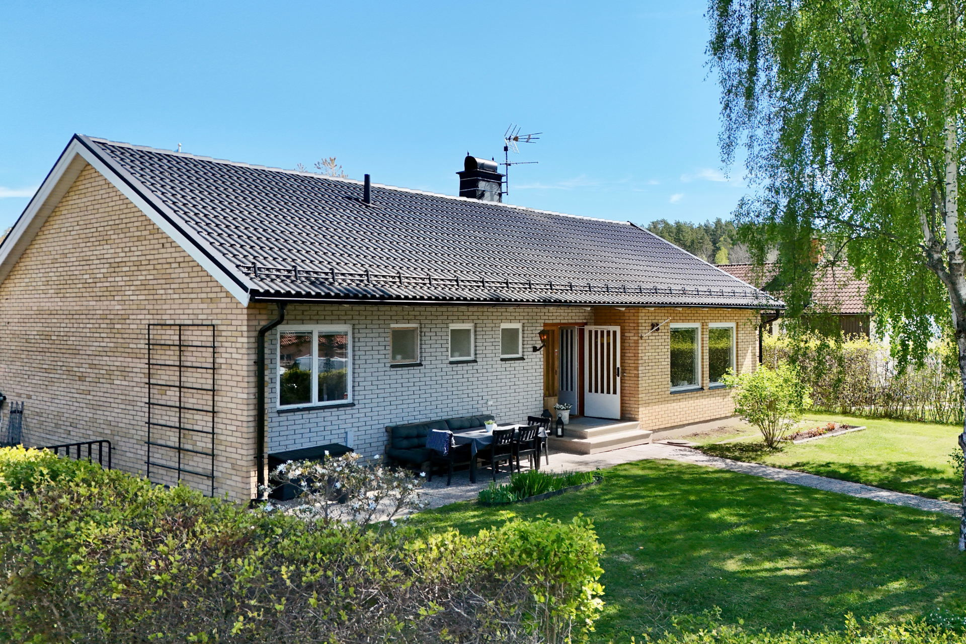 Ljus och rymlig villa med generös trädgårdstomt i Stjärnhov!