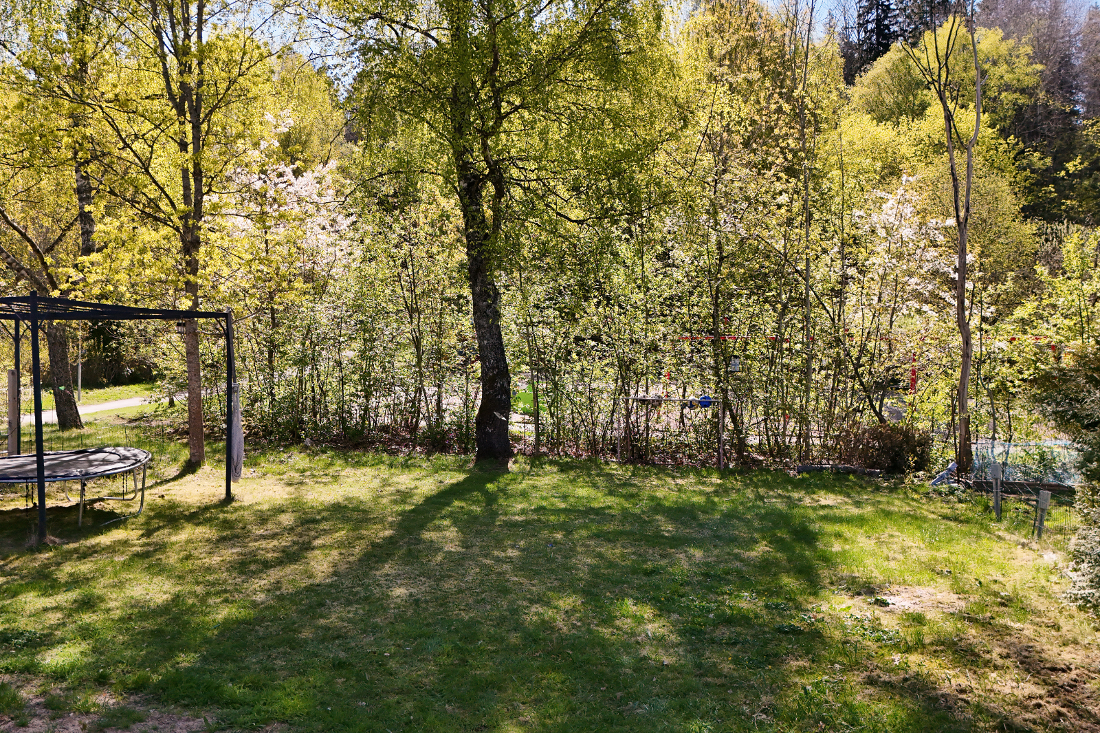 Fritt beläget kedjehus med villakänsla och flera uteplatser mot grönskan!