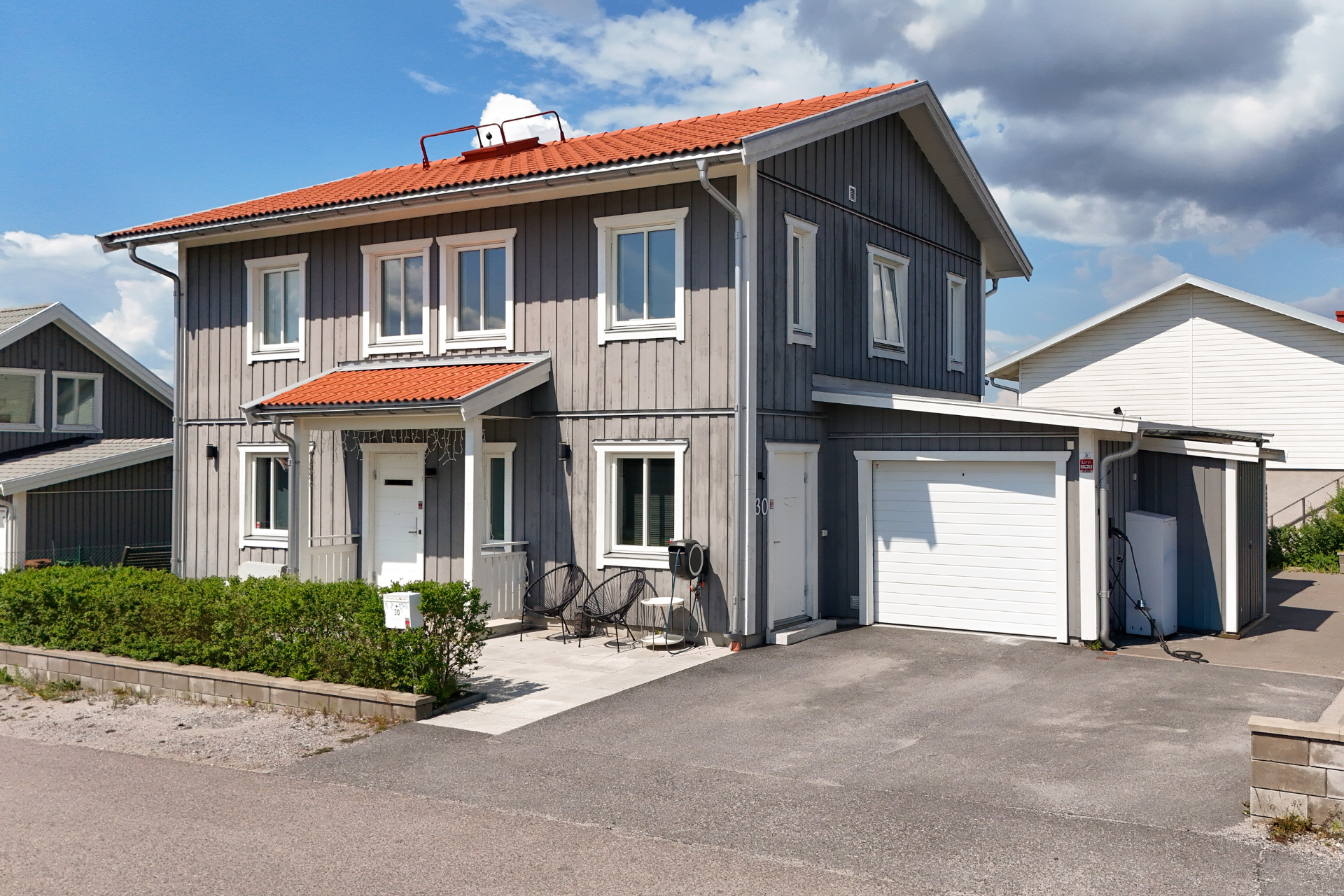 Kvalitetsvilla från Götenehus i gavelläge med spabad och fantastisk kvällssol!