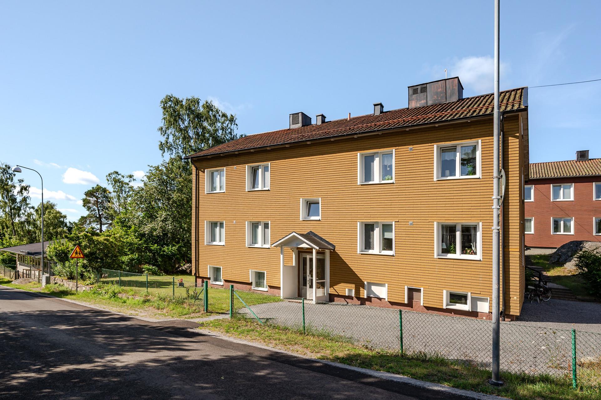 Välkommen till en ljus och välplanerad tvårummare med ett eftertraktat läge i en lugn villaidyll.