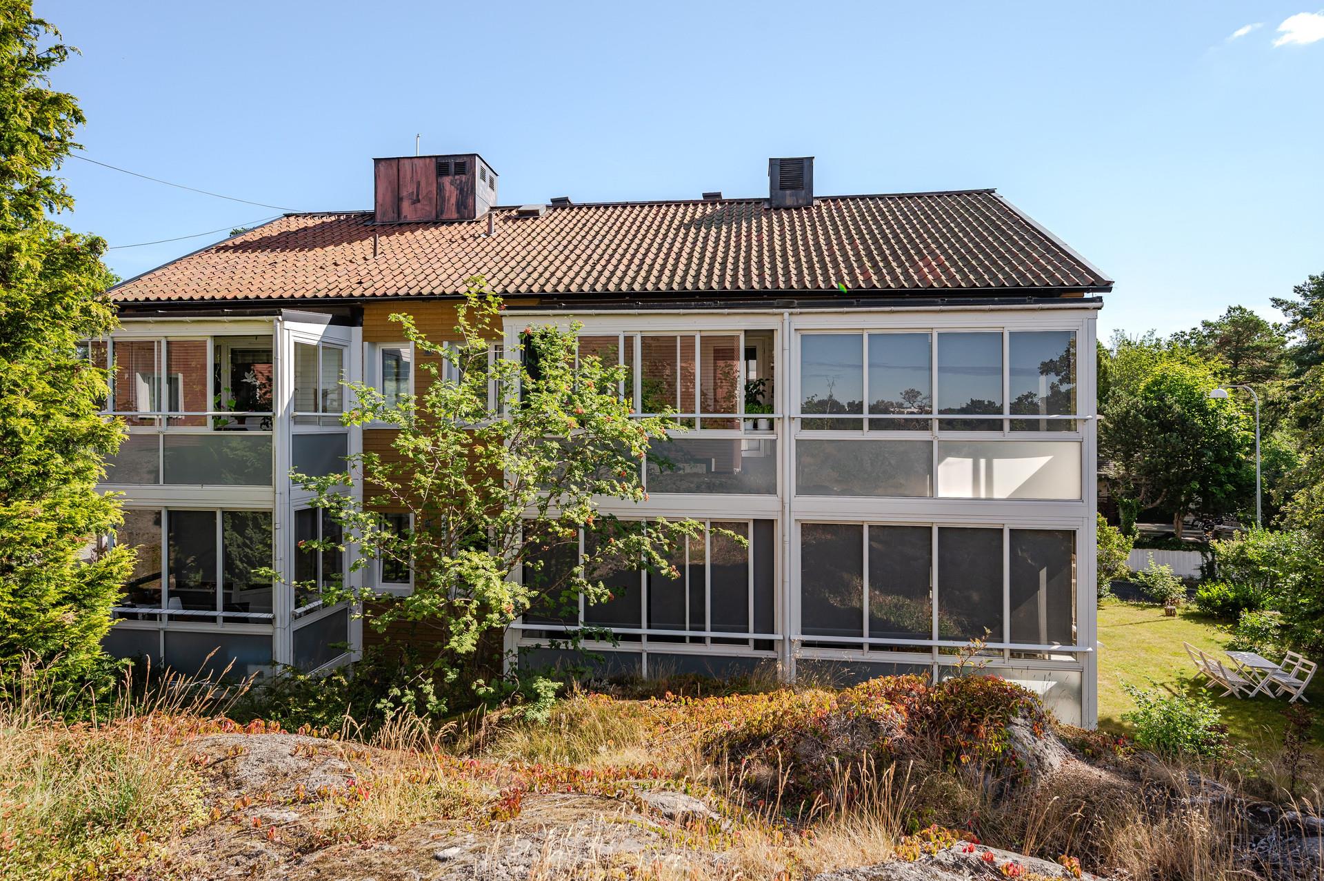 Välkommen till en ljus och välplanerad tvårummare med ett eftertraktat läge i en lugn villaidyll.