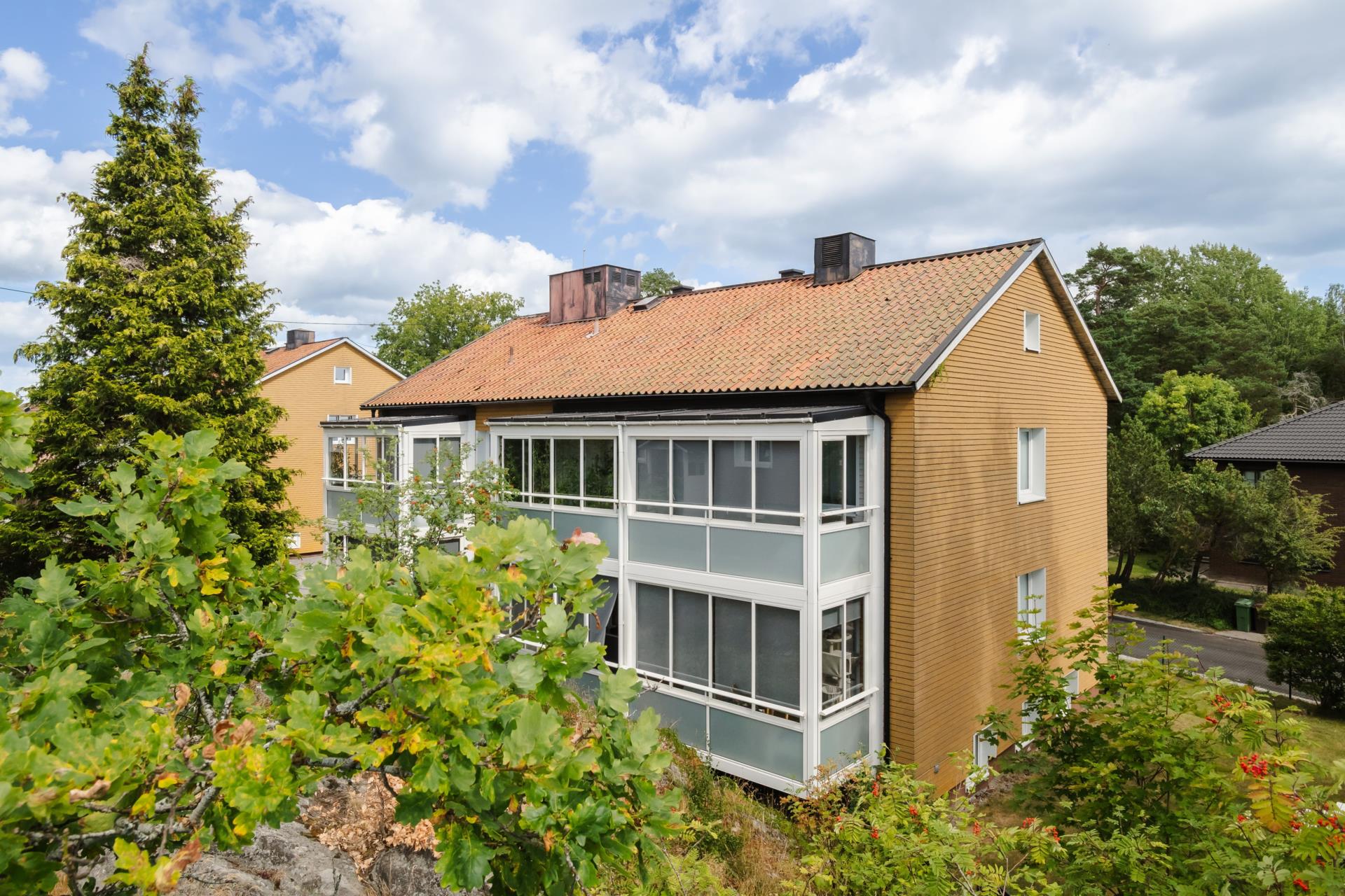 Välkommen till en ljus och välplanerad tvårummare med ett eftertraktat läge i en lugn villaidyll.