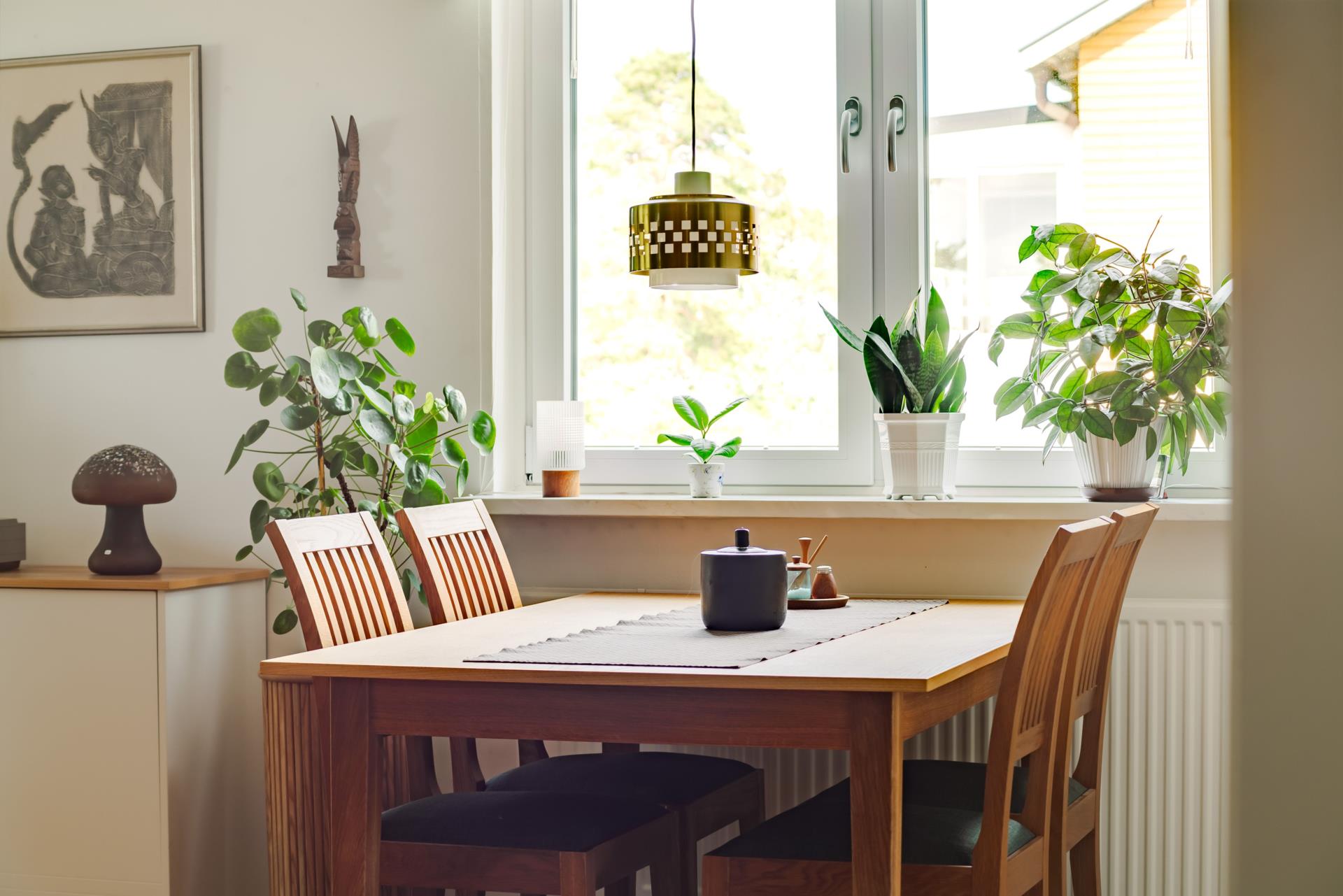 Välkommen till en ljus och välplanerad tvårummare med ett eftertraktat läge i en lugn villaidyll.