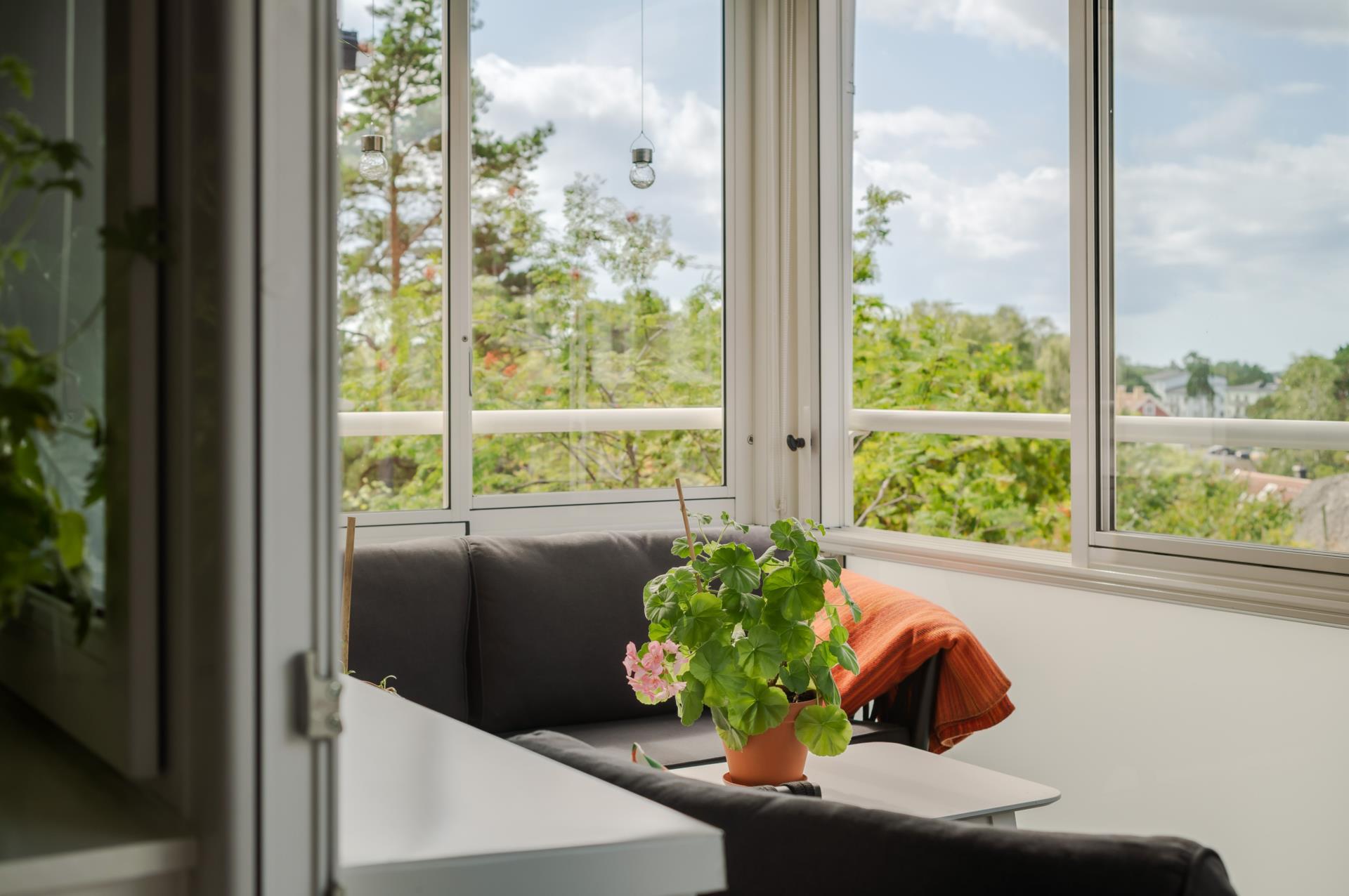 Välkommen till en ljus och välplanerad tvårummare med ett eftertraktat läge i en lugn villaidyll.