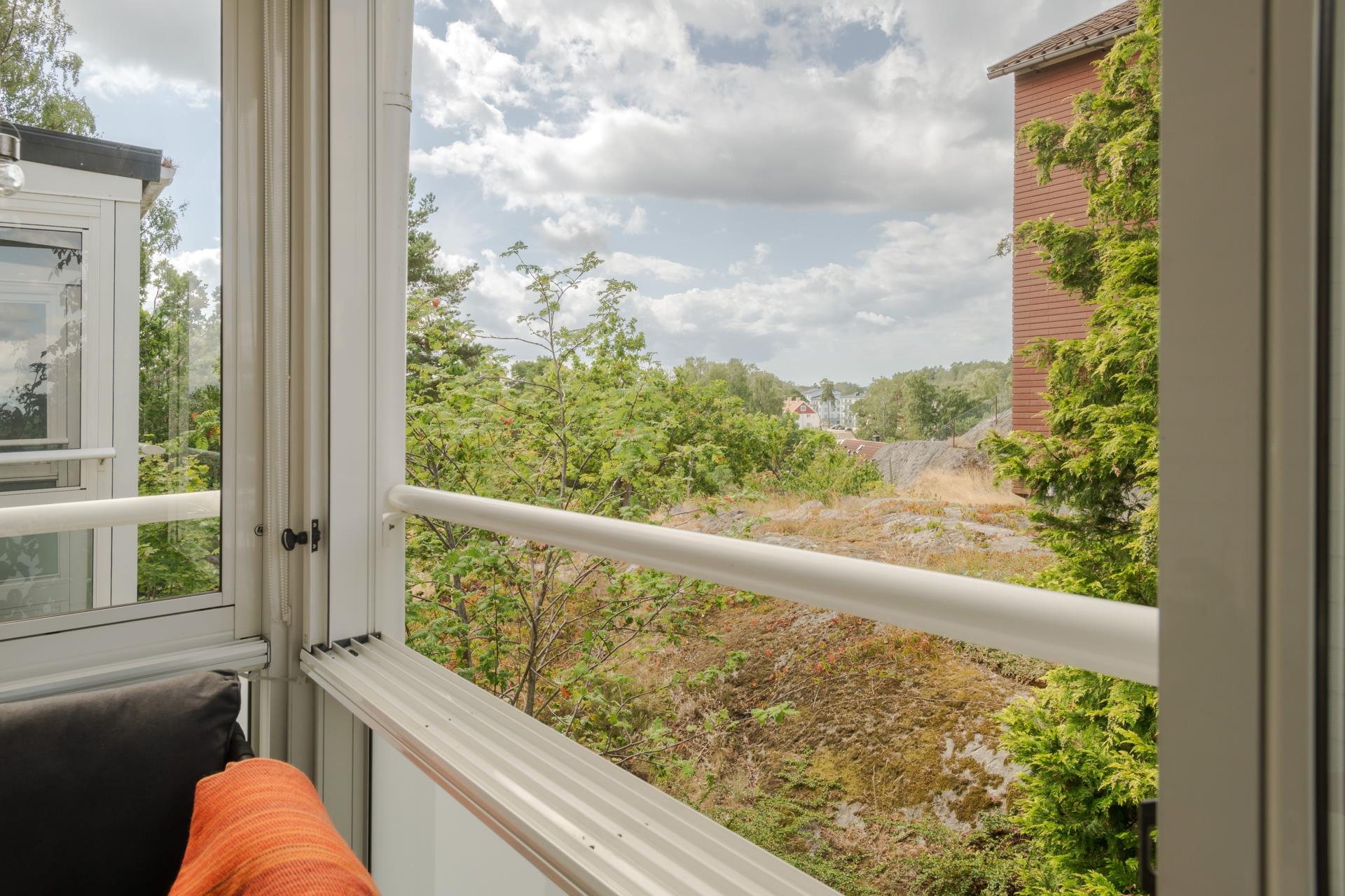 Välkommen till en ljus och välplanerad tvårummare med ett eftertraktat läge i en lugn villaidyll.