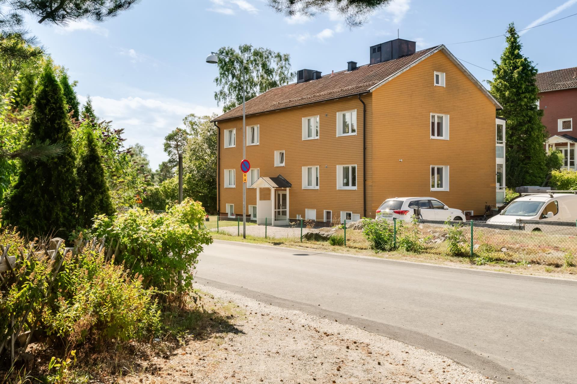 Välkommen till en ljus och välplanerad tvårummare med ett eftertraktat läge i en lugn villaidyll.