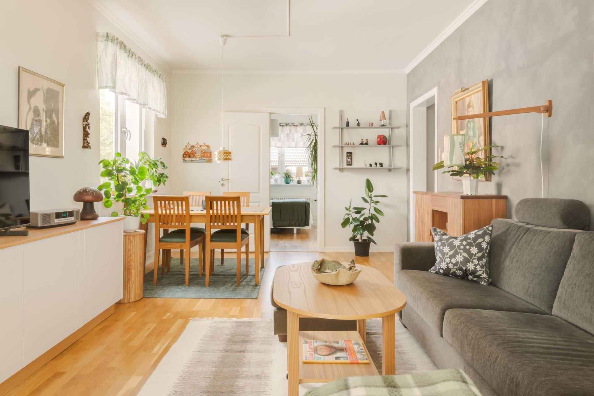 Välkommen till en ljus och välplanerad tvårummare med ett eftertraktat läge i en lugn villaidyll.