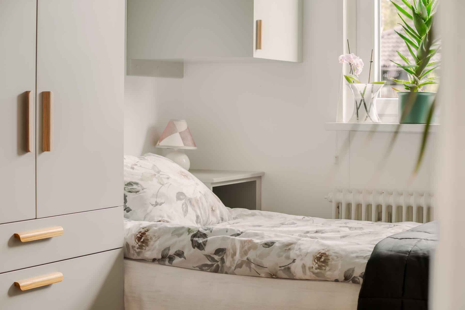 Välkommen till en ljus och välplanerad tvårummare med ett eftertraktat läge i en lugn villaidyll.