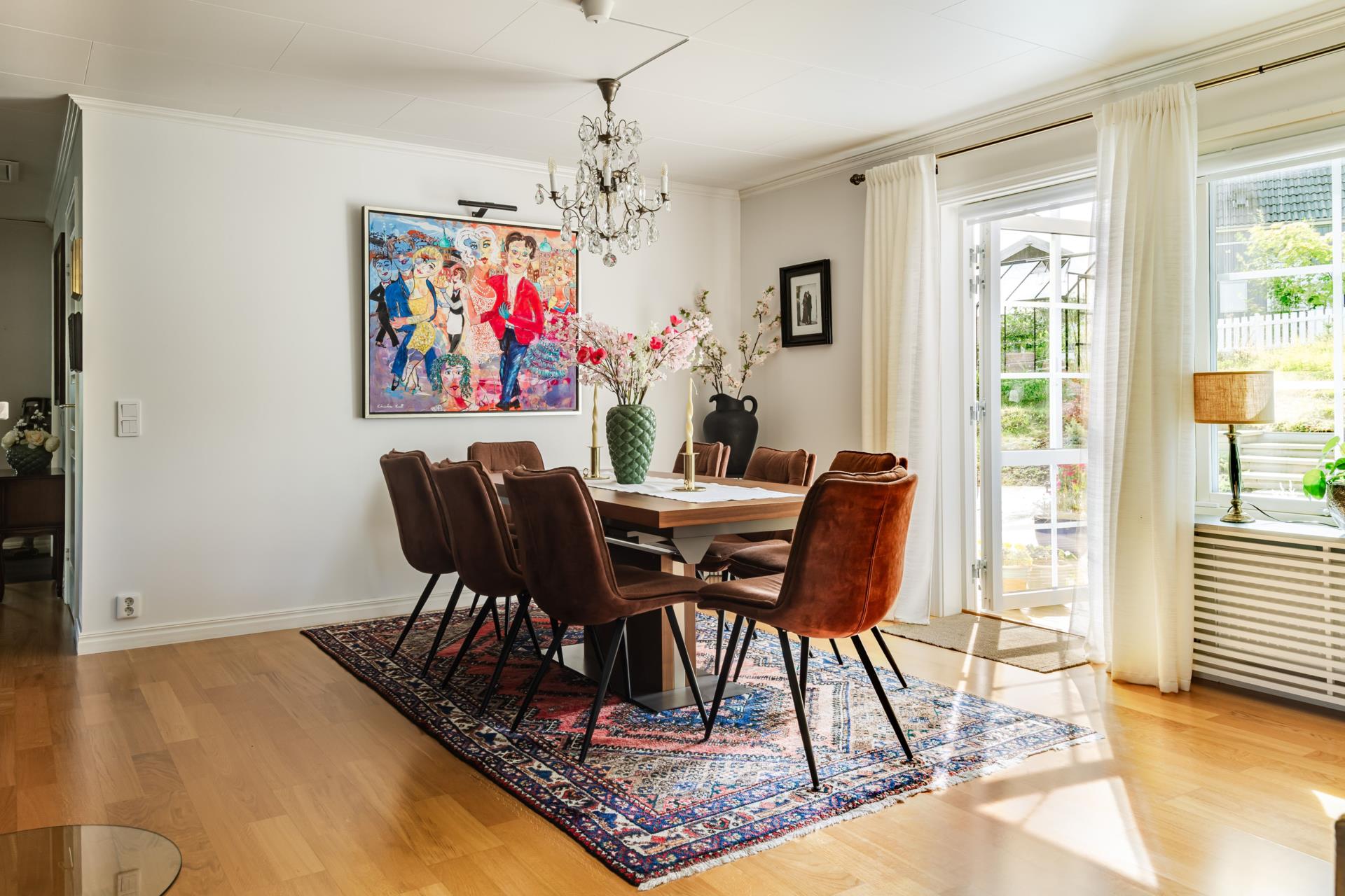 Välplanerat enplanshus på lugn återvändsgata, med trädgårdsliv att längta hem till!