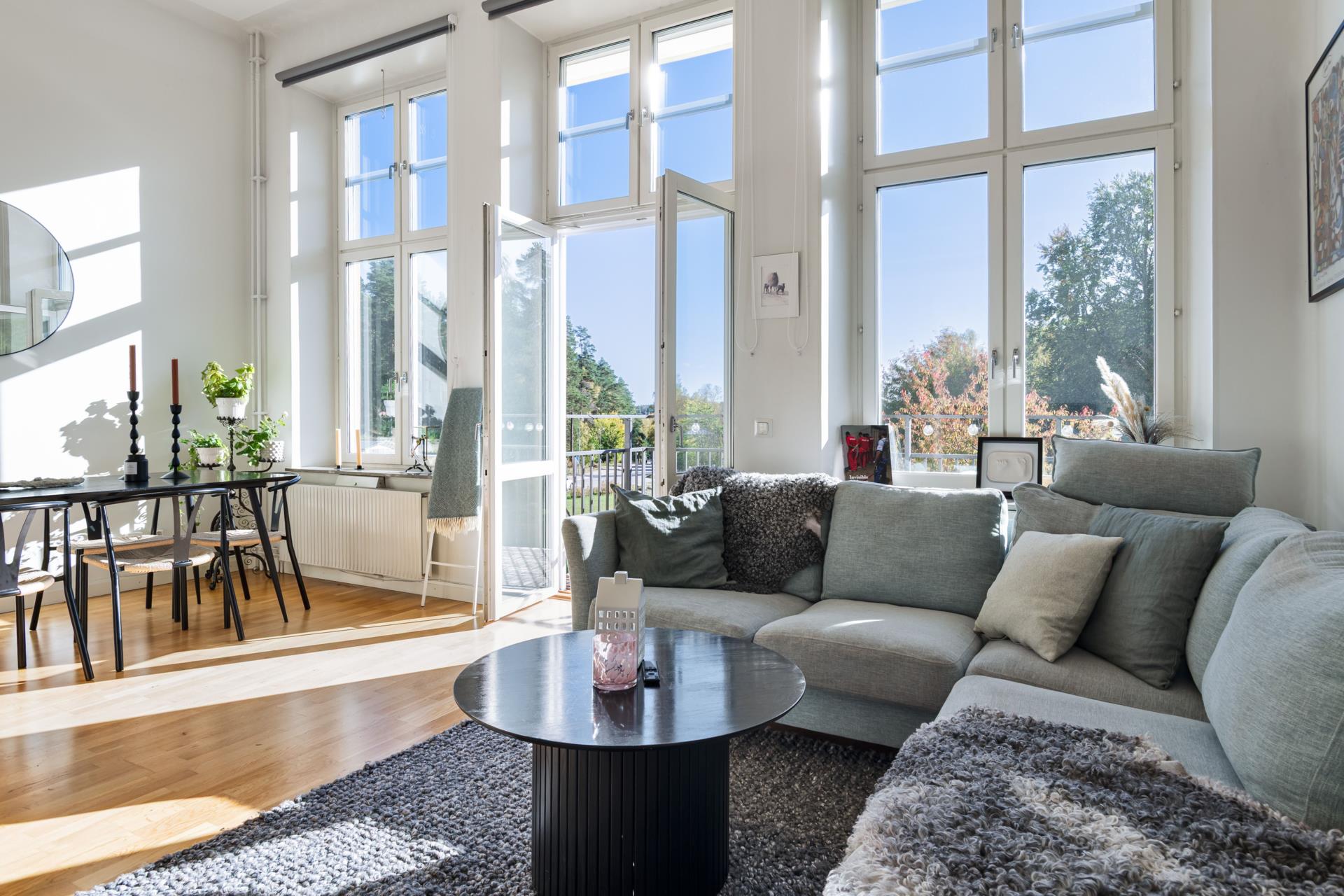 En ljus och karaktärsfull bostad med imponerande takhöjd, stort loft och ett svårslaget söderläge!