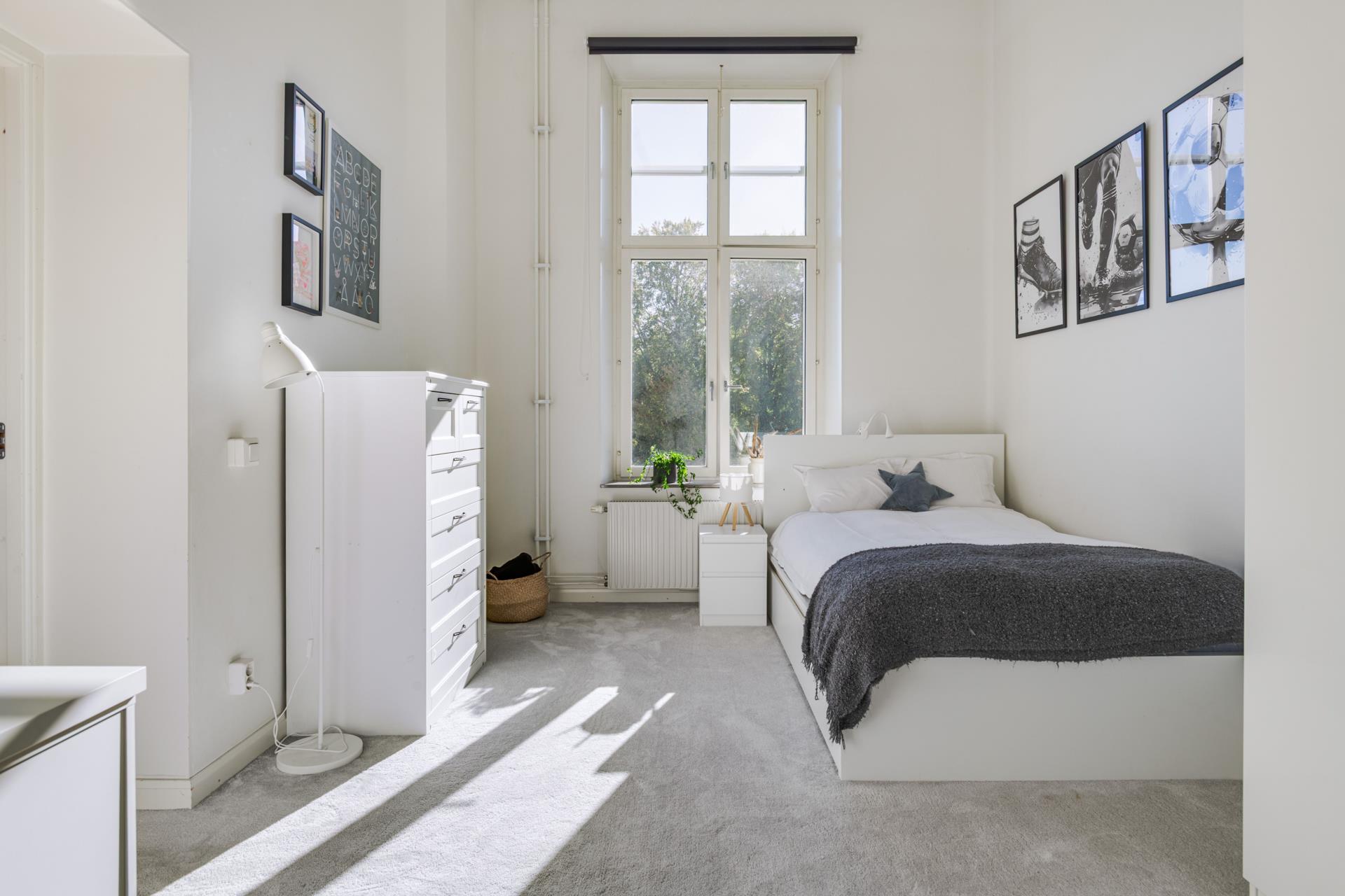 En ljus och karaktärsfull bostad med imponerande takhöjd, stort loft och ett svårslaget söderläge!