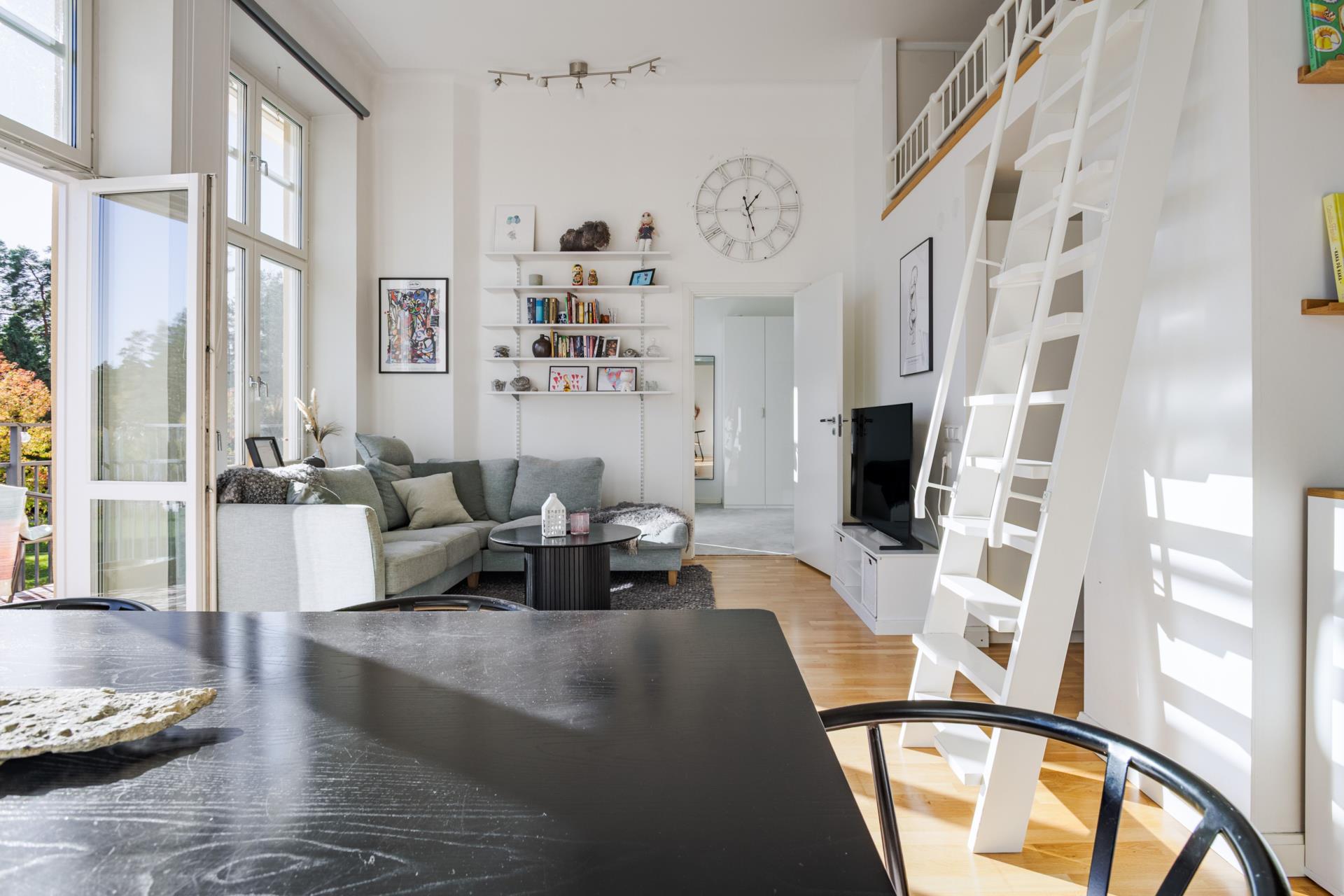 En ljus och karaktärsfull bostad med imponerande takhöjd, stort loft och ett svårslaget söderläge!