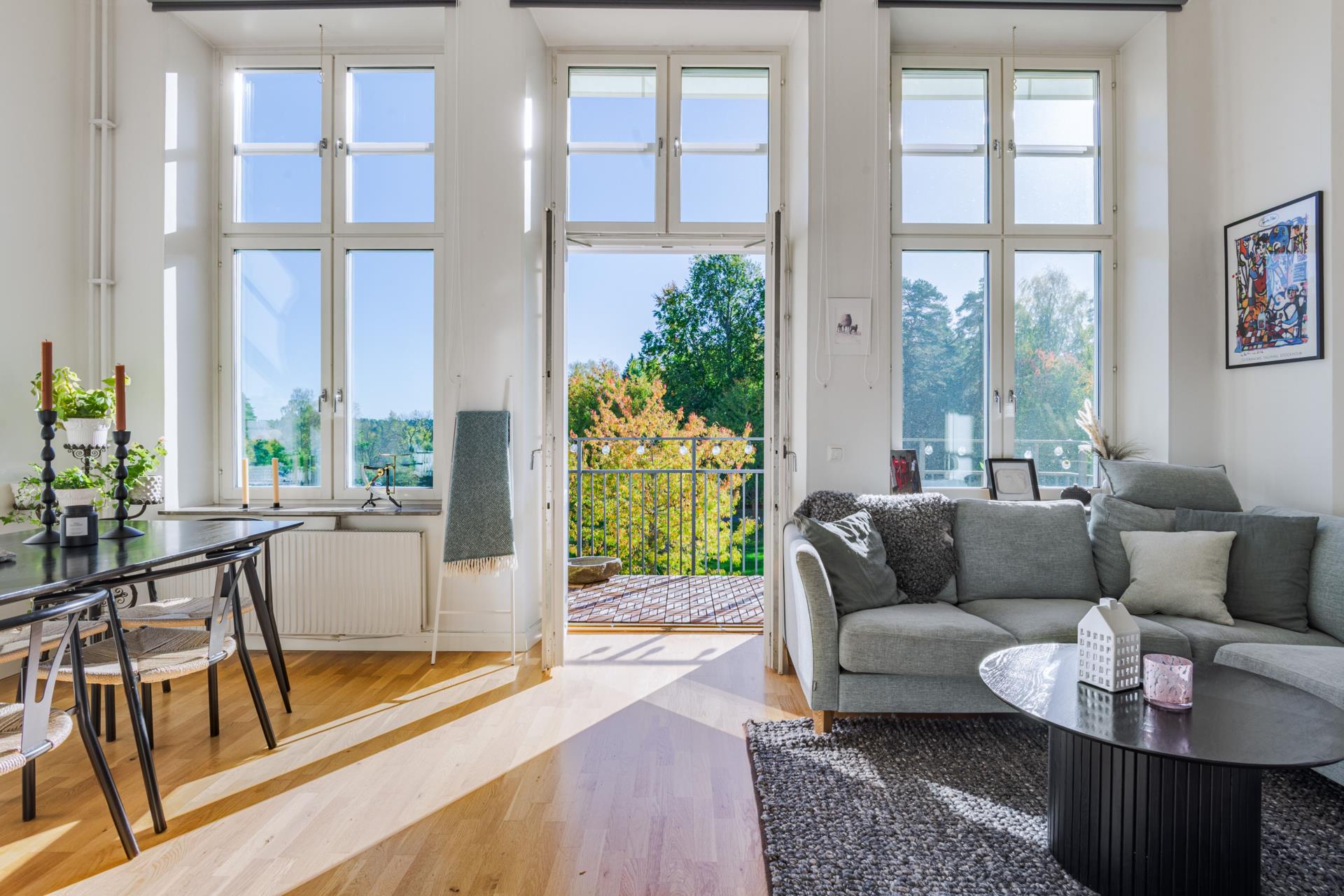 En ljus och karaktärsfull bostad med imponerande takhöjd, stort loft och ett svårslaget söderläge!
