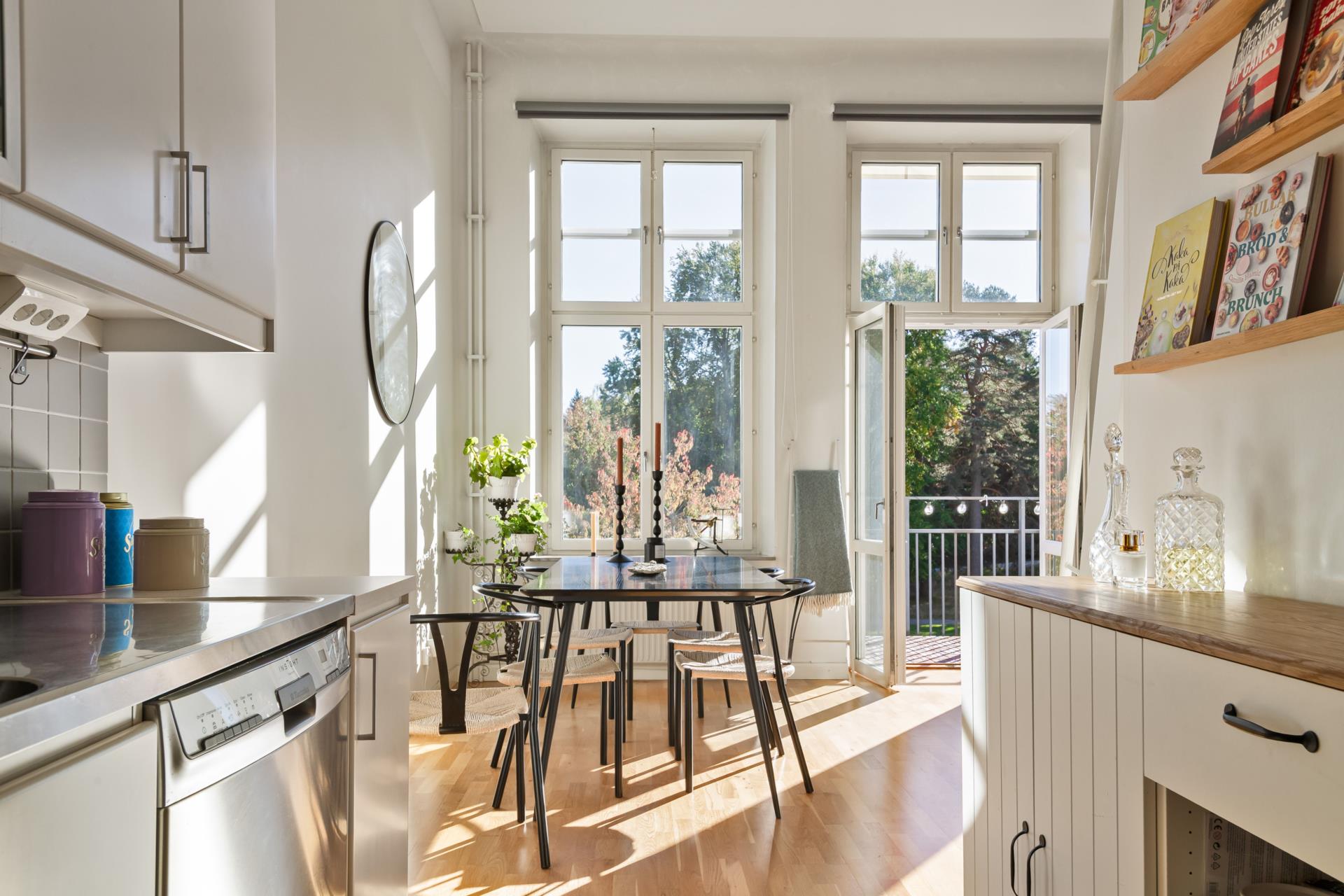 En ljus och karaktärsfull bostad med imponerande takhöjd, stort loft och ett svårslaget söderläge!