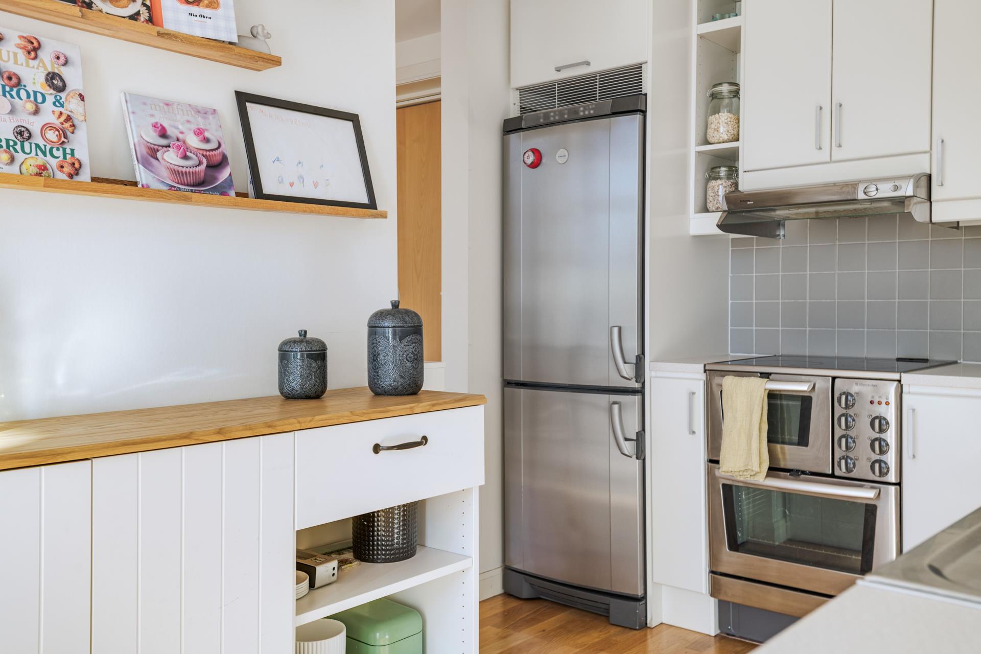 En ljus och karaktärsfull bostad med imponerande takhöjd, stort loft och ett svårslaget söderläge!