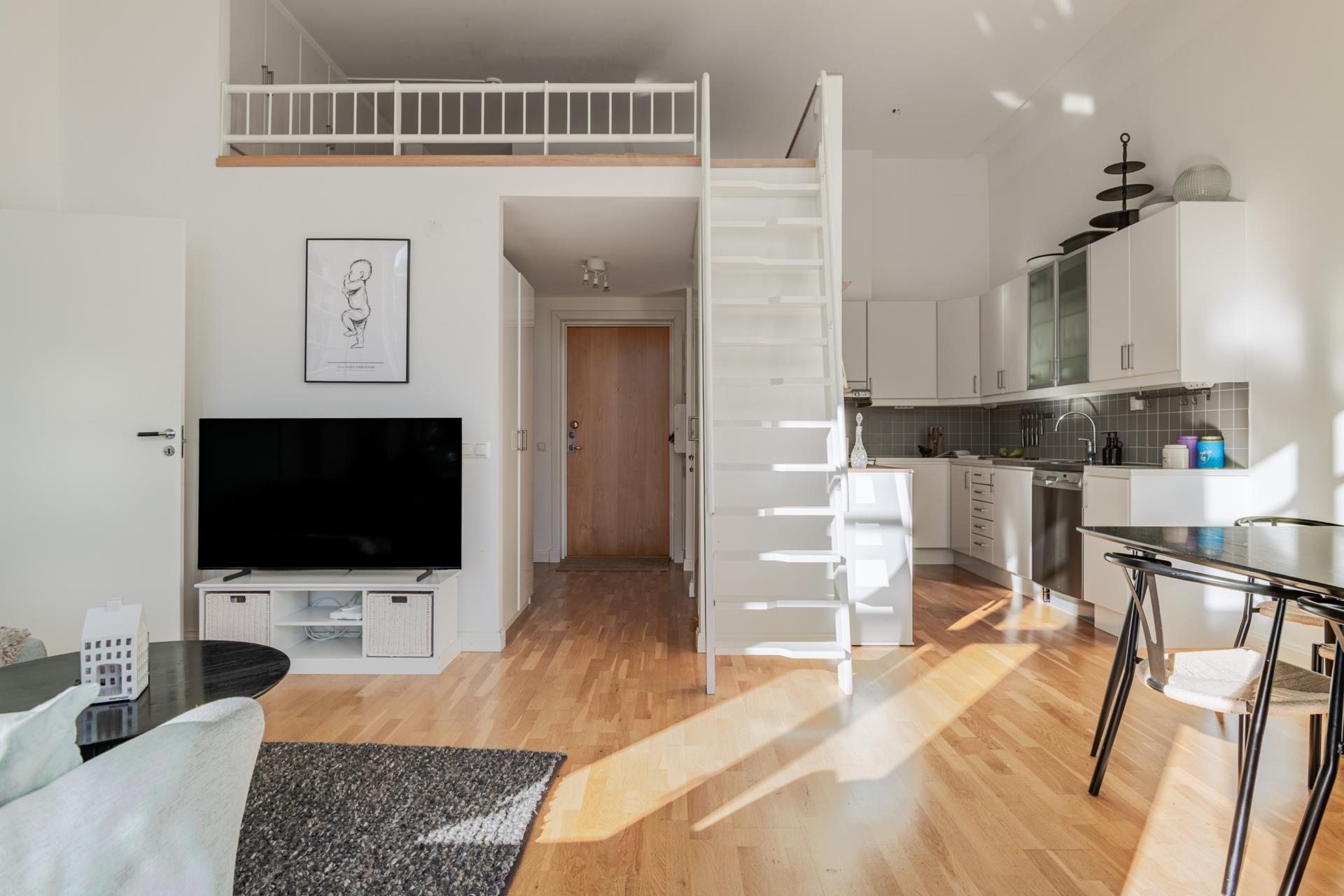 En ljus och karaktärsfull bostad med imponerande takhöjd, stort loft och ett svårslaget söderläge!