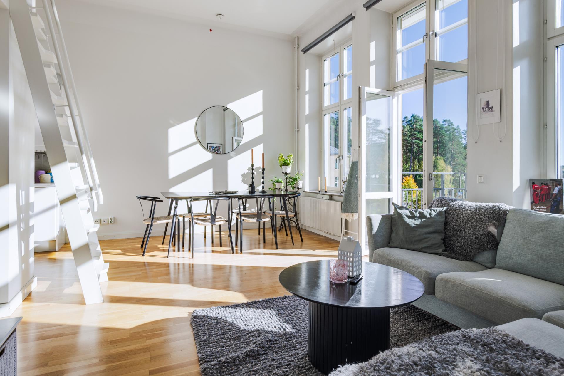 En ljus och karaktärsfull bostad med imponerande takhöjd, stort loft och ett svårslaget söderläge!