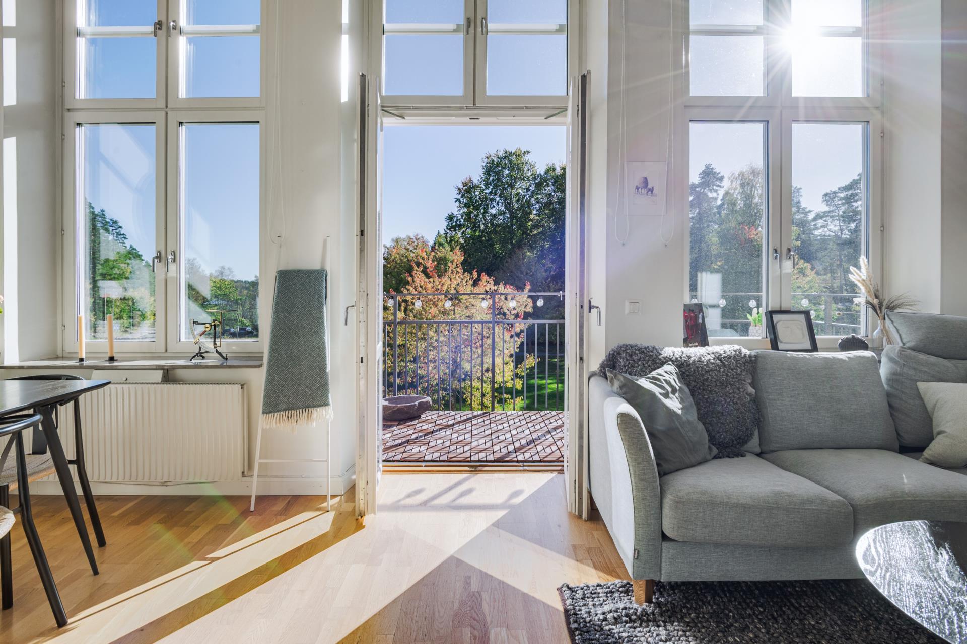 En ljus och karaktärsfull bostad med imponerande takhöjd, stort loft och ett svårslaget söderläge!