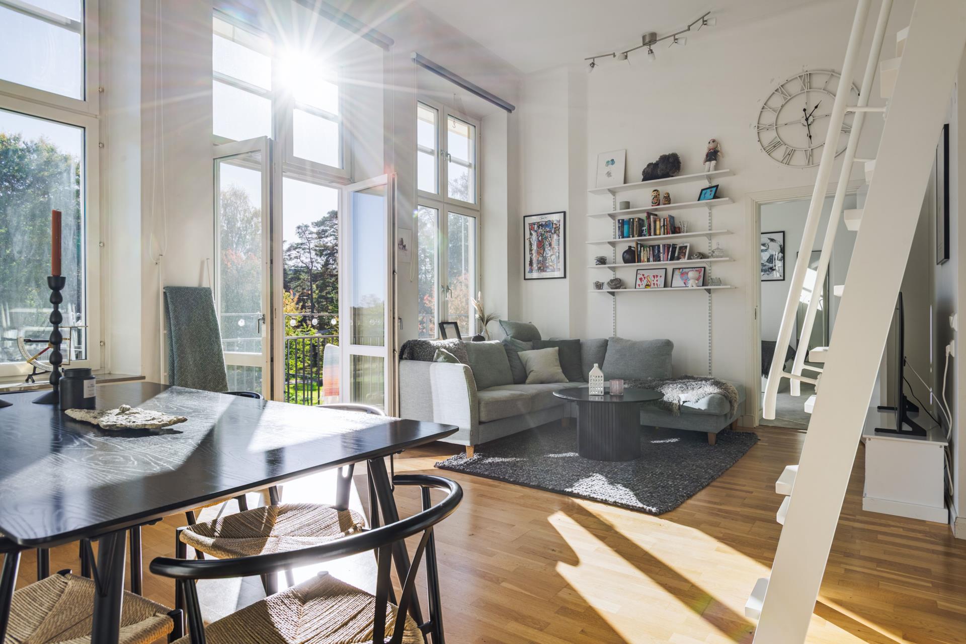En ljus och karaktärsfull bostad med imponerande takhöjd, stort loft och ett svårslaget söderläge!