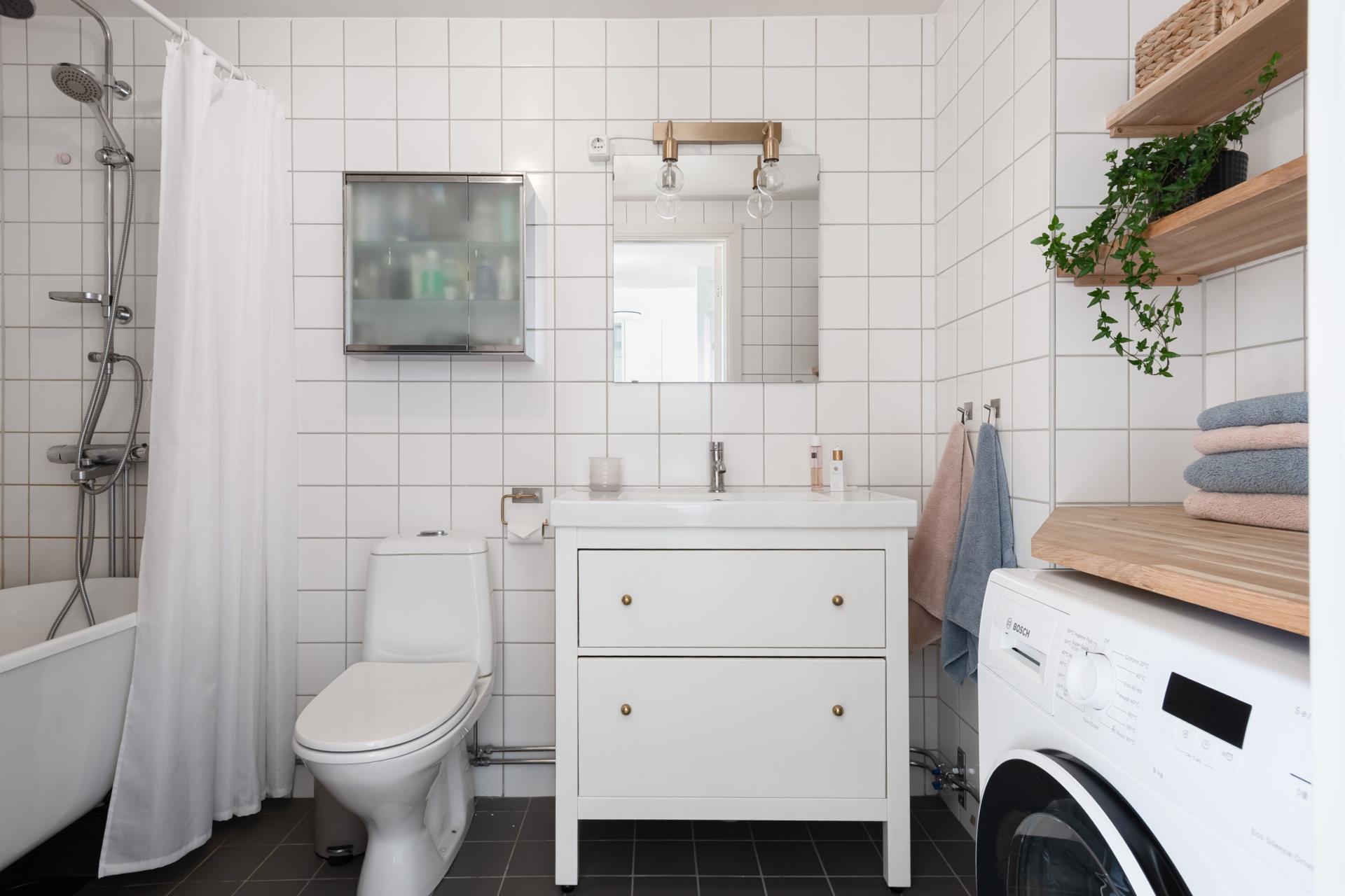 En ljus och karaktärsfull bostad med imponerande takhöjd, stort loft och ett svårslaget söderläge!