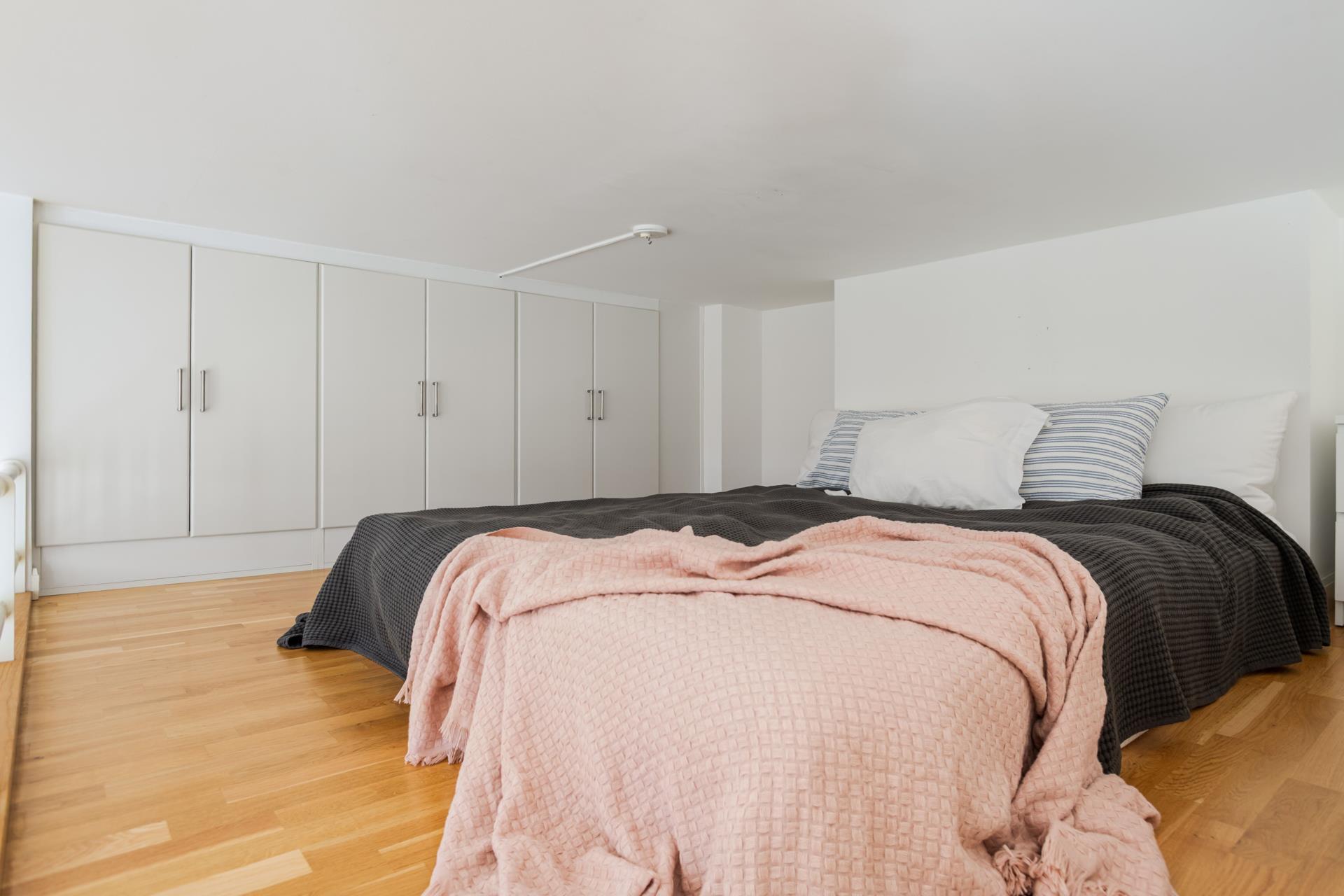 En ljus och karaktärsfull bostad med imponerande takhöjd, stort loft och ett svårslaget söderläge!
